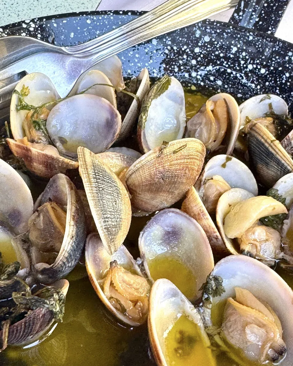 Amêijoas à Bulhão Pato numa frigideira