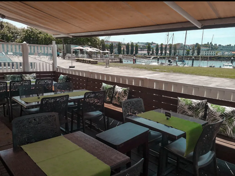 A esplanada coberta, de frente para a marina de Vila do Conde