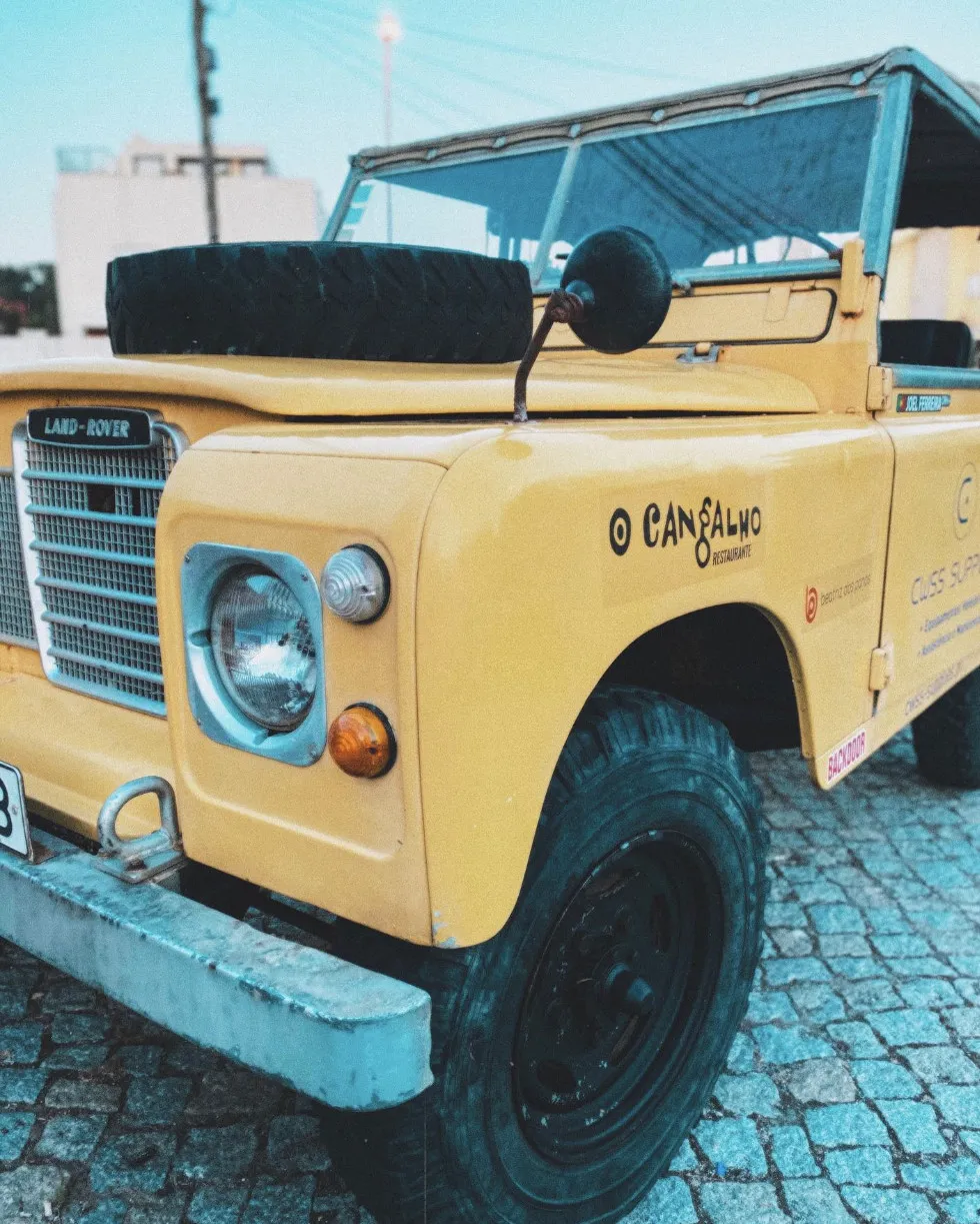 O Land Rover amarelo com o logótipo d’O Cangalho na porta