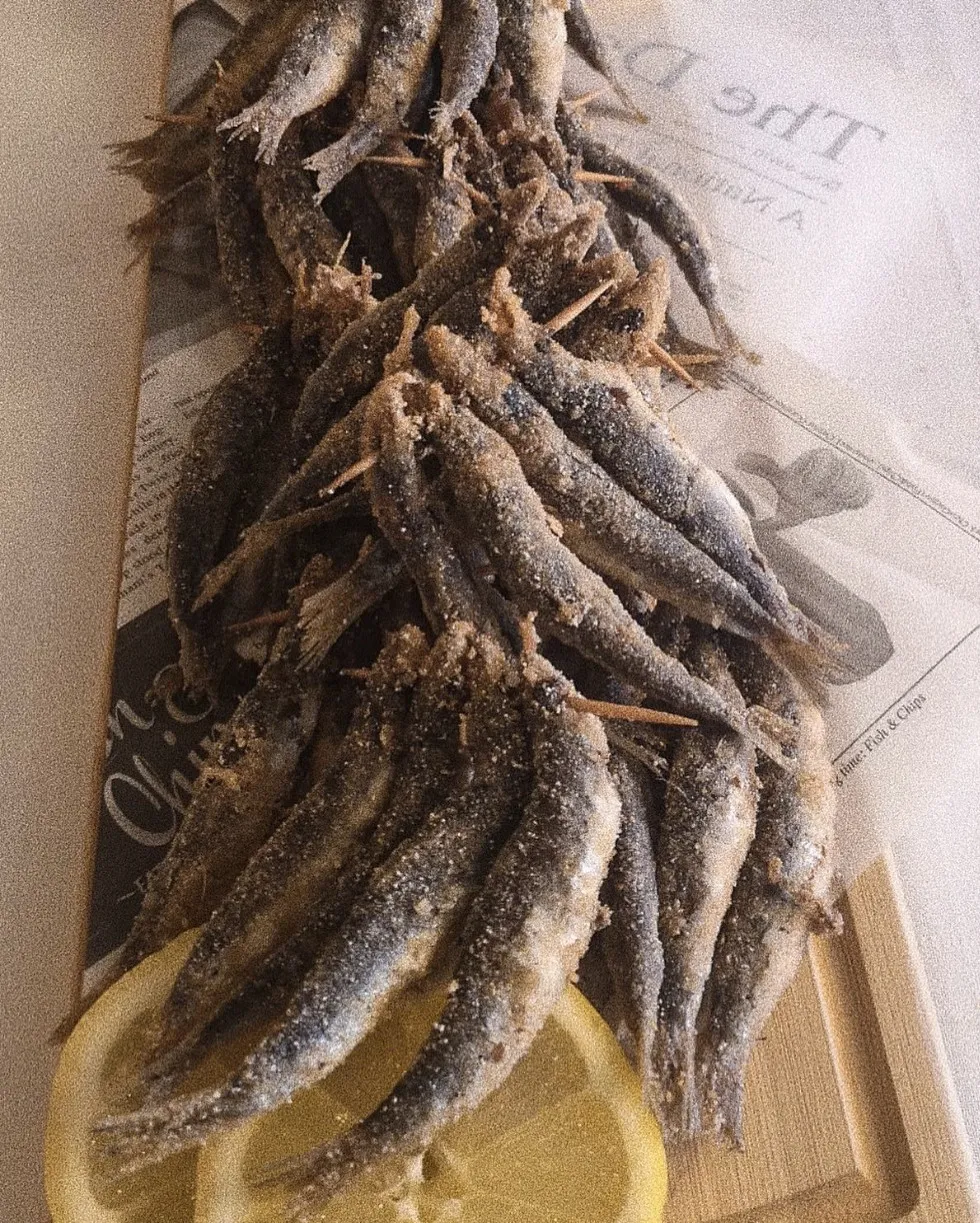 Petinga frita com limão, numa tábua