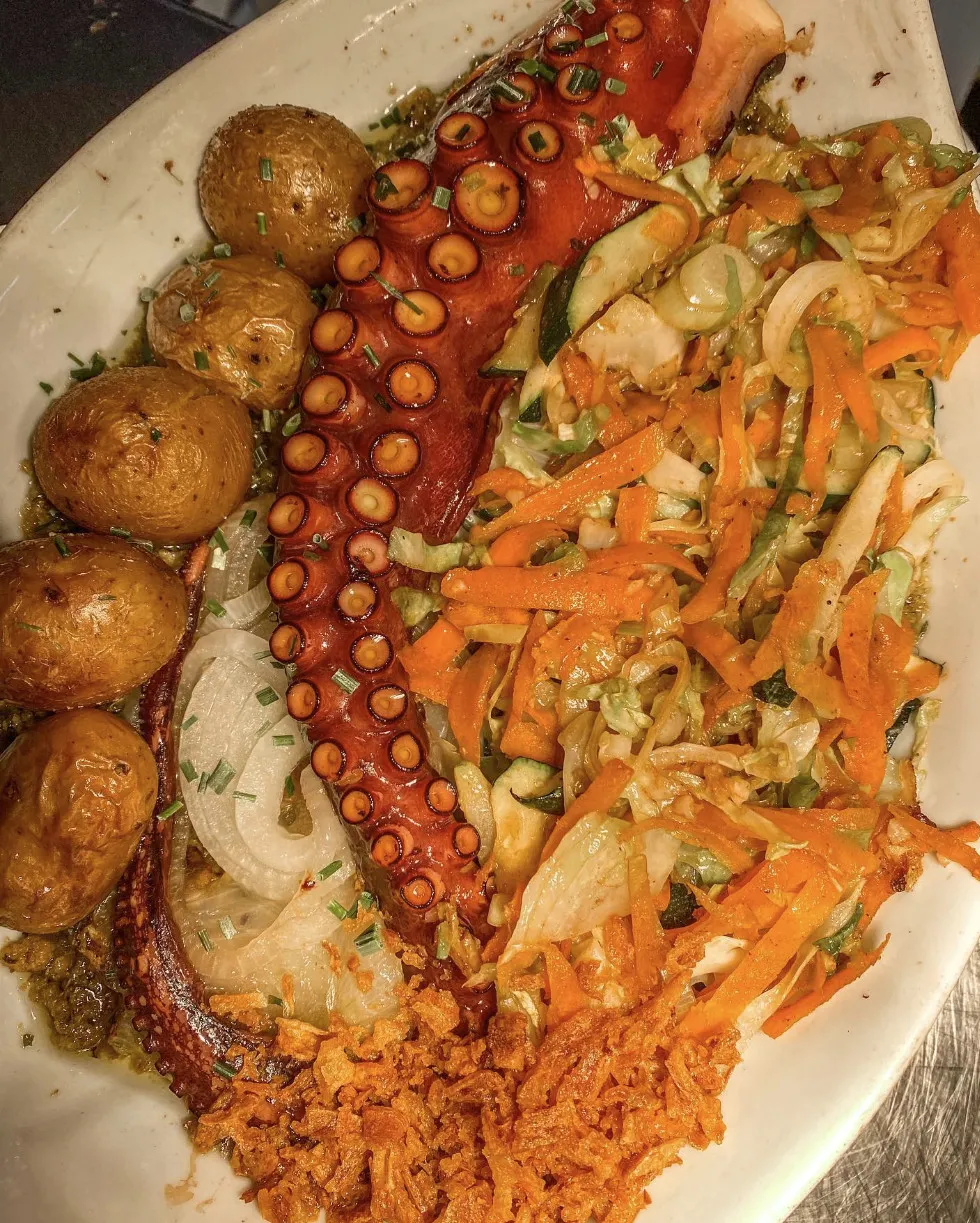 Polvo com broa, batata e salteado de legumes