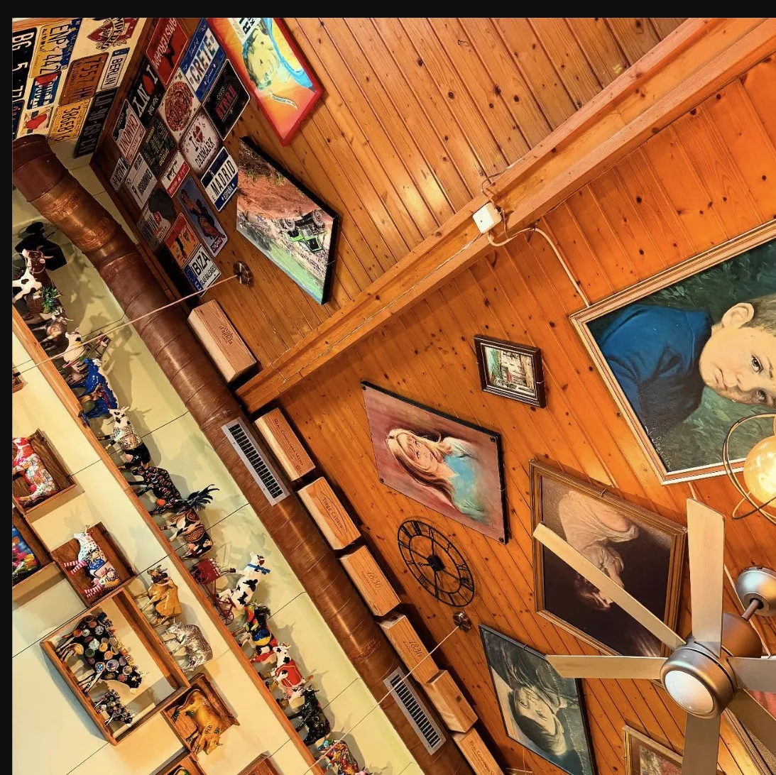 O teto de madeira da sala, com matrículas, figuras e quadros